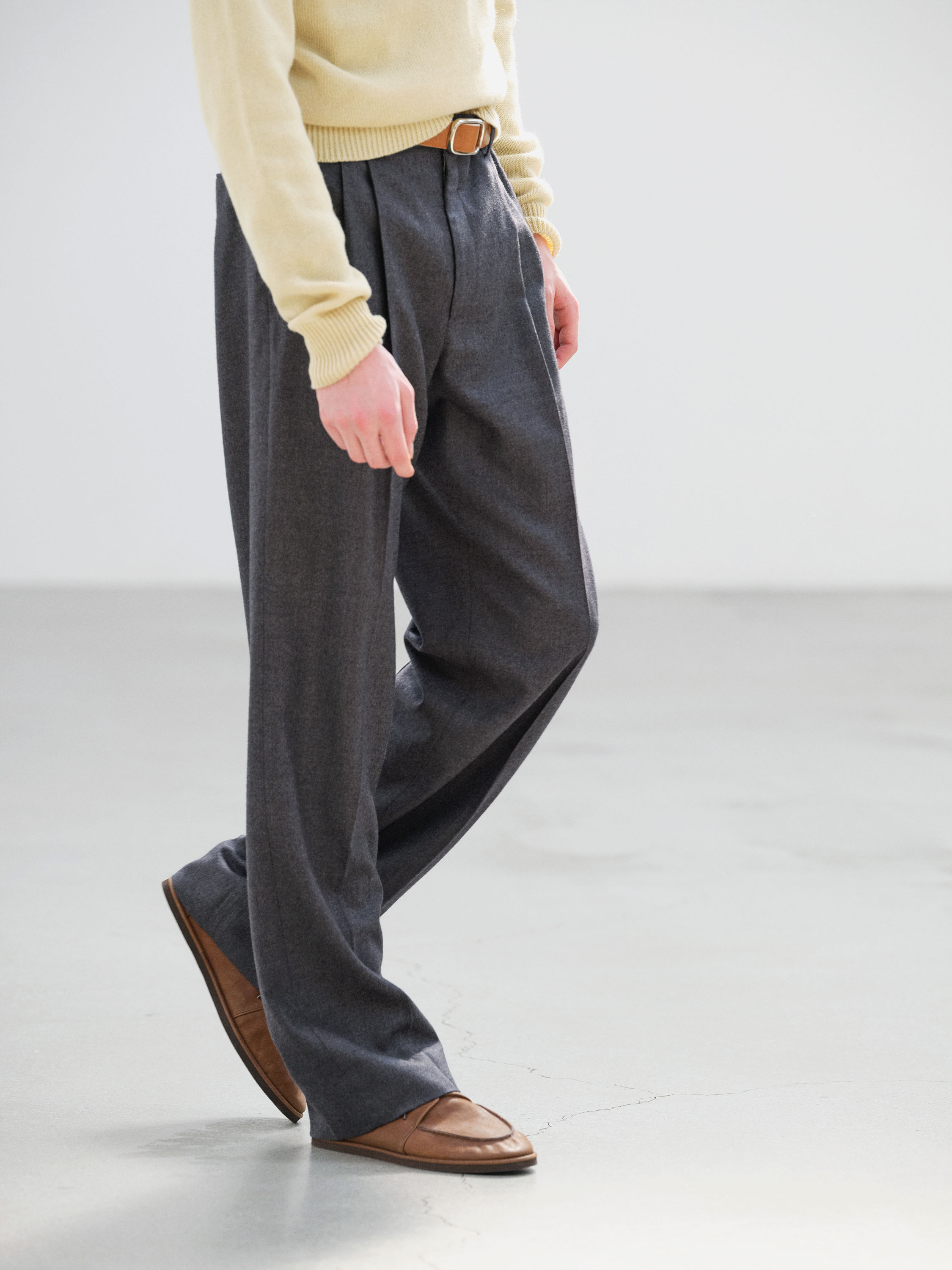 SUPER LIGHT WOOL TWO-TUCK SLACKS 詳細画像 TOP CHARCOAL 3
